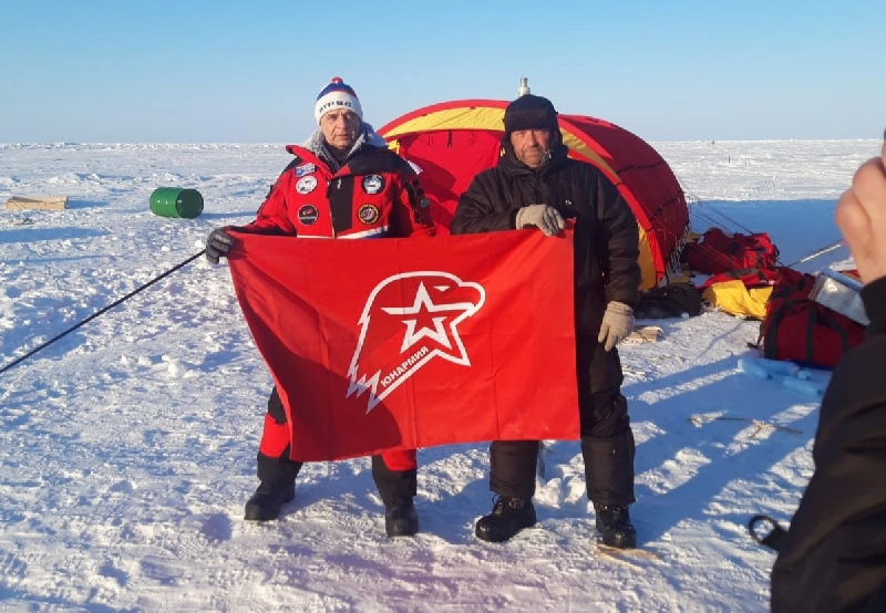 Знамя реготделения «Юнармии» Смоленской области снова побывало на Северном полюсе