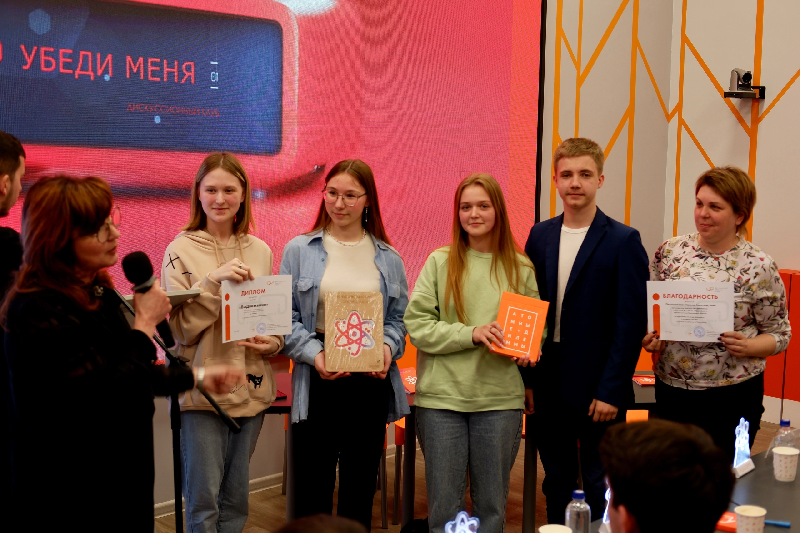 В Смоленске прошли дебаты школьников и студентов "Убеди меня"