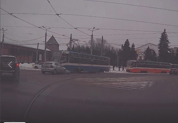В Смоленске столкнулись трамвай и легковушка – соцсети