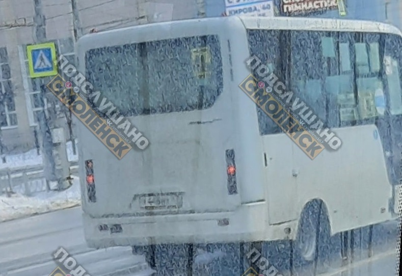 В Смоленске маршрутка подрезала автобус и скрылась 
