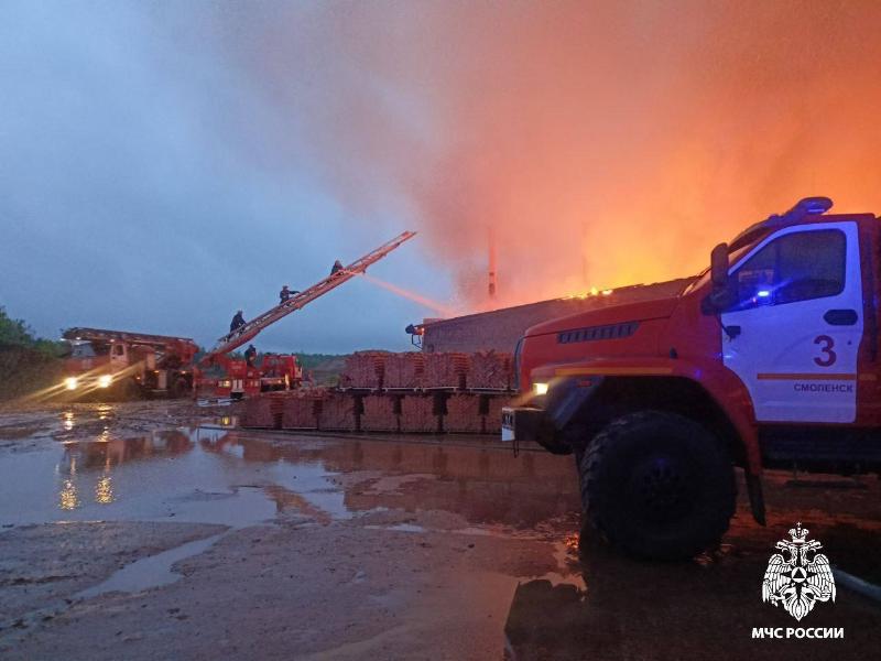 Тушение мощного пожара на смоленском заводе продолжается несколько часов
