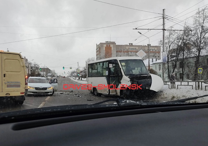 В Смоленске произошло жесткое ДТП с маршруткой
