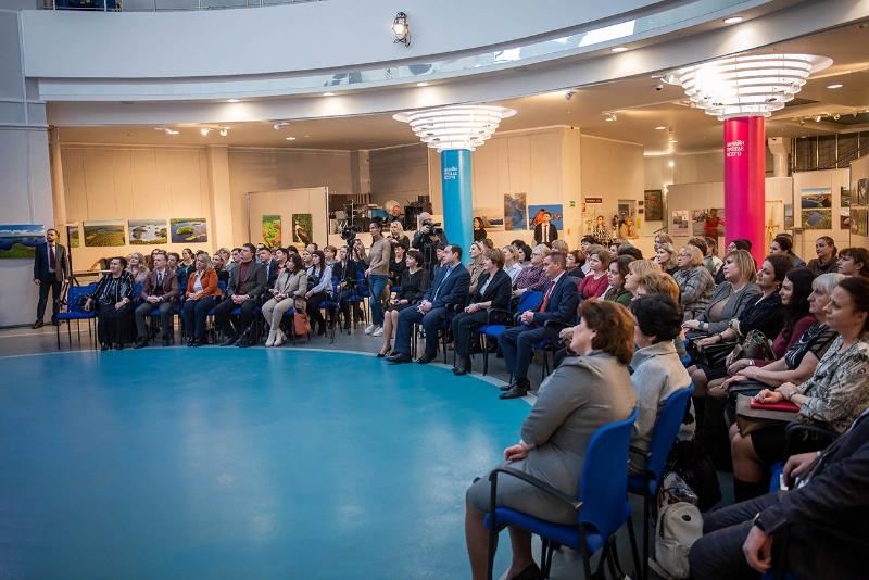 На городском родительском собрании в Смоленске обсудили вопросы партнерства семьи и школы