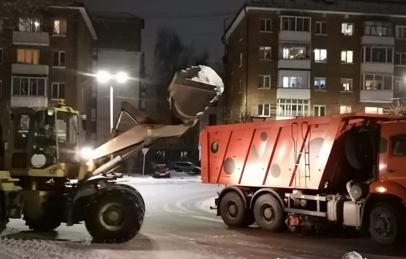 С улиц Смоленска продолжают вывозить снег