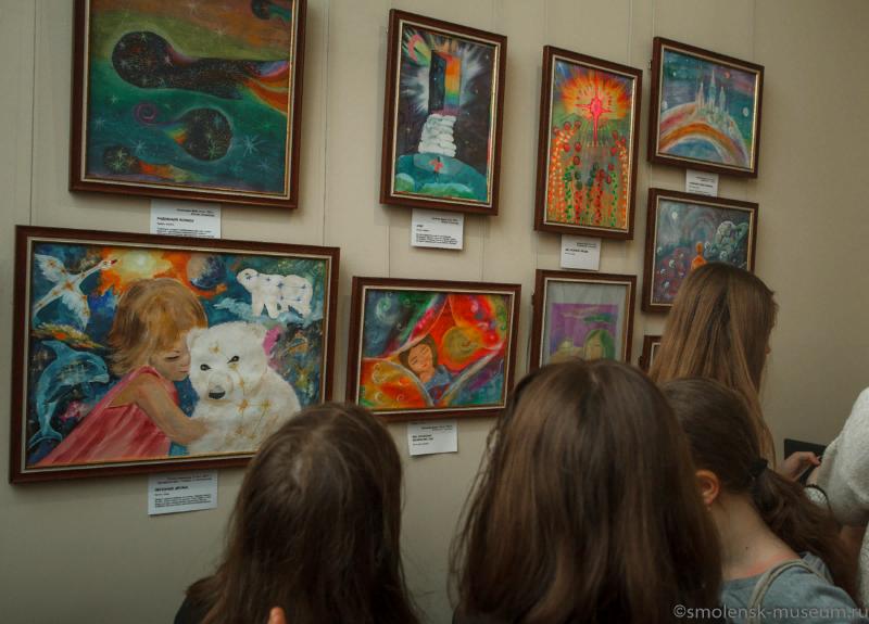 "Мы - дети Космоса": выставка детских рисунков открылась в смоленской Художественной галерее 