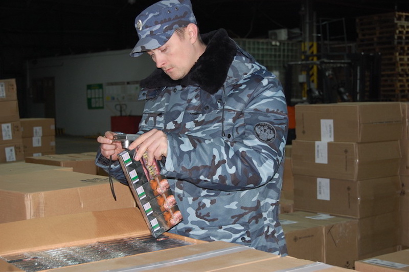 В Смоленской области задержали грузовик с нелегальными сигаретами 