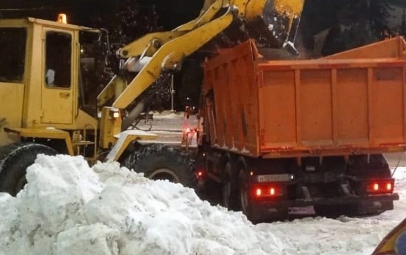 В Смоленске уборка снега ведется в круглосуточном режиме