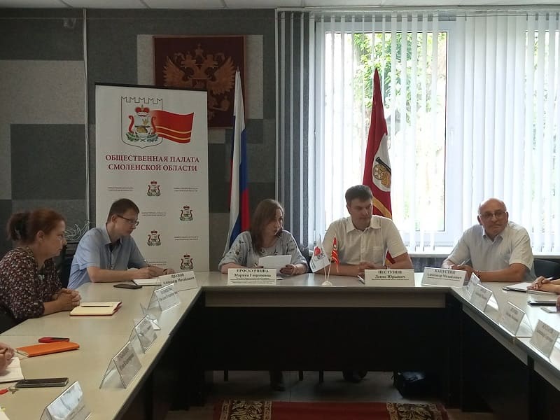 В Смоленске состоялся круглый стол с представителями региональных отделений политических партий