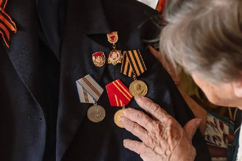 Прокурор Смоленской области поздравил со 100-летним  юбилеем ветерана Людмилу Клещеву