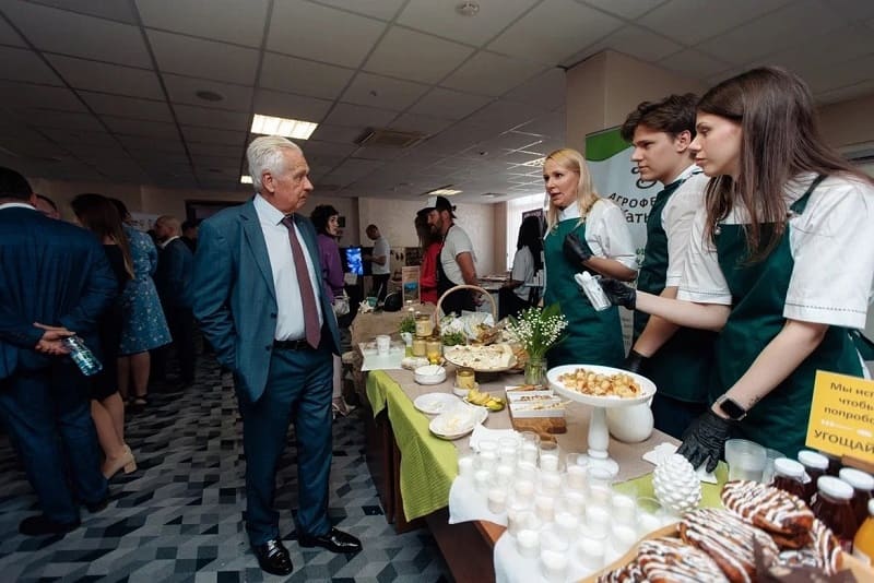 Мэр Смоленска поздравил представителей бизнеса с профессиональным праздником 