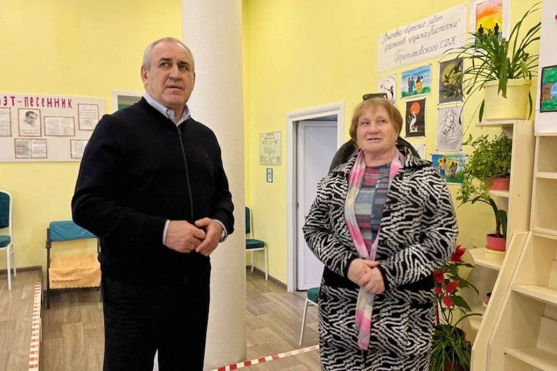 Сергей Неверов проверил состояние дома культуры в Смоленской области после реставрации