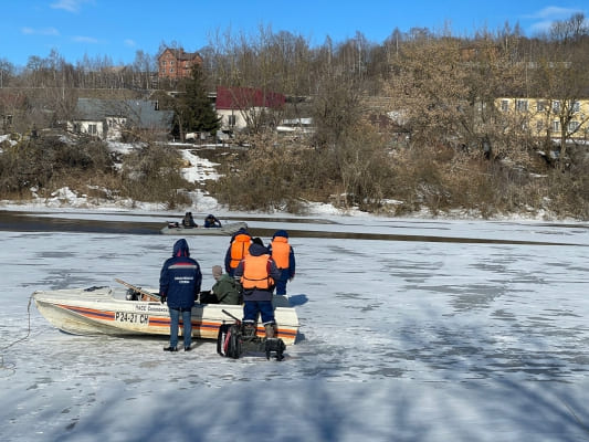 В Смоленске под лед провалились два ребенка