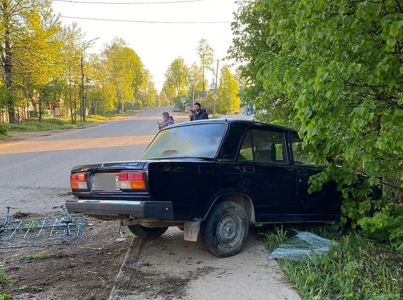 В Смоленской области 82-летний водитель попал в больницу после аварии