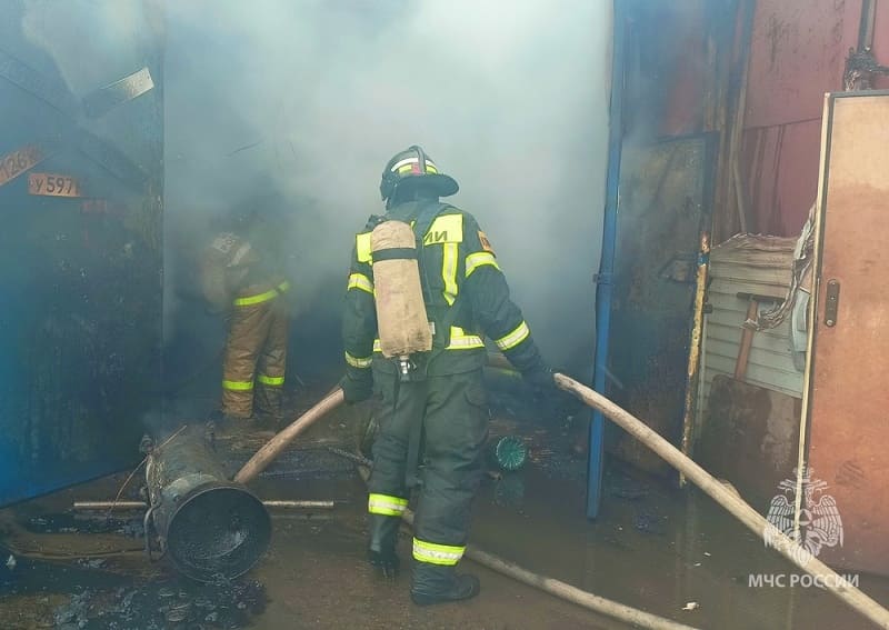 Пожарные выложили в сеть видео тушения автосервиса в Смоленске