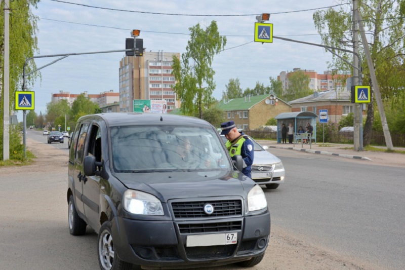 В Смоленском районе водителям пришлось расплатиться  с долгами прямо на дороге