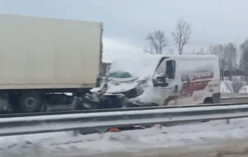 Фургон «догнал» грузовик. Подробности аварии с пострадавшим в Смоленской области