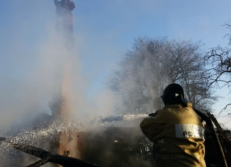 В смоленской деревне на пепелище сгоревшего дома обнаружили труп