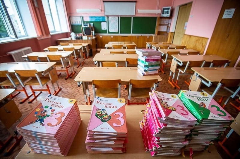 Сенатор Артем Малащенков рассказал, за сколько смоляне смогут приобрести учебники в новом учебном году
