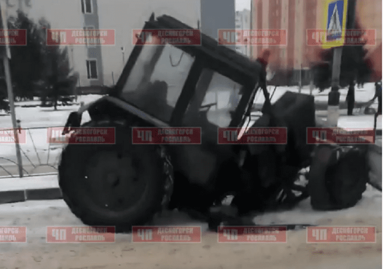 В Смоленской области трактор на ходу развалился пополам