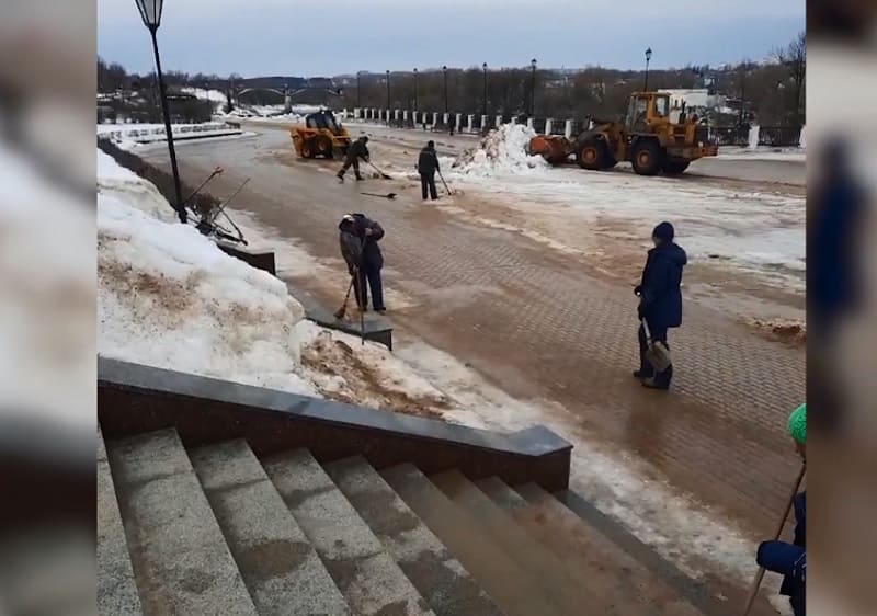 В Смоленске ведут уборку снега на набережной