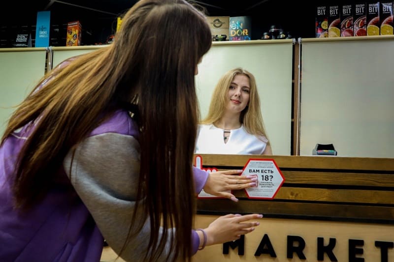 Смоленские волонтеры напомнили продавцам о запрете на продажу вейпов и сигарет подросткам