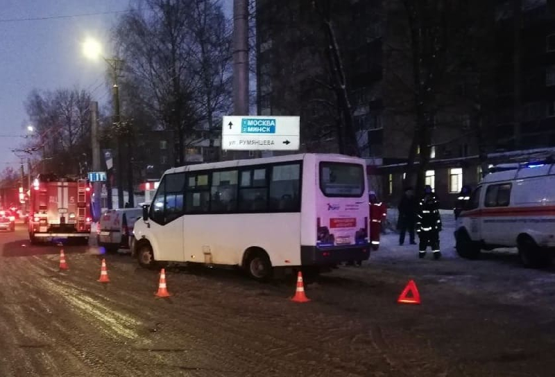 В Смоленске произошло жесткое ДТП с участием маршрутки. Пассажиры – в больнице