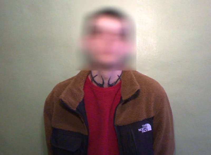 18-летнего серийного вора поймали в подсобке ювелирного магазина в Смоленске