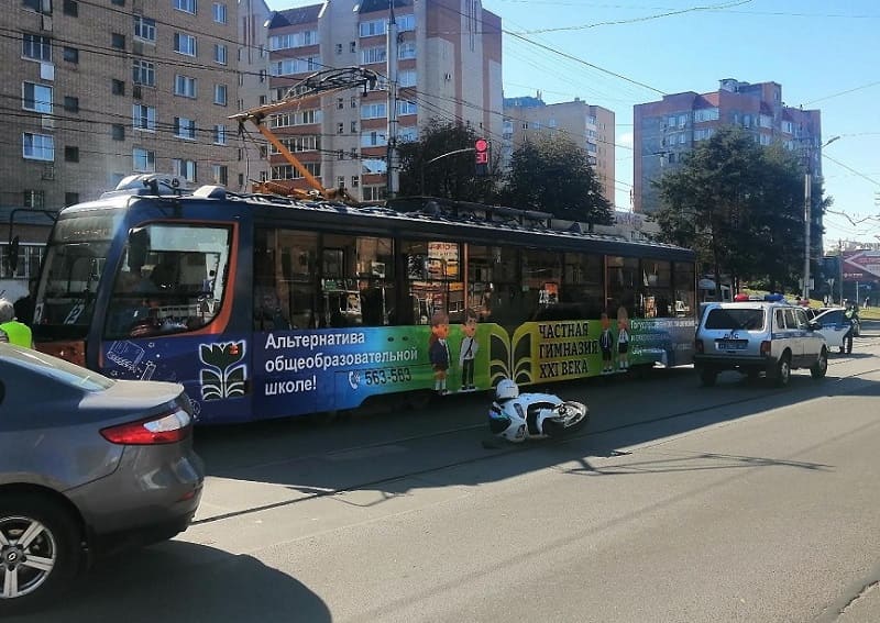 Стали известны подробности ДТП, из-за которого встали трамваи возле ТЦ в Смоленске
