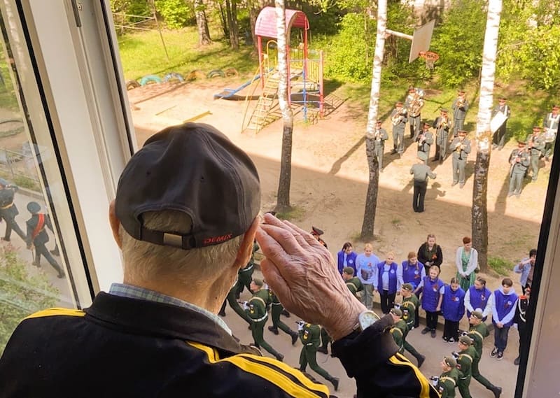 Василий Анохин: смоленские волонтеры участвуют в акции «Парад у дома ветерана»