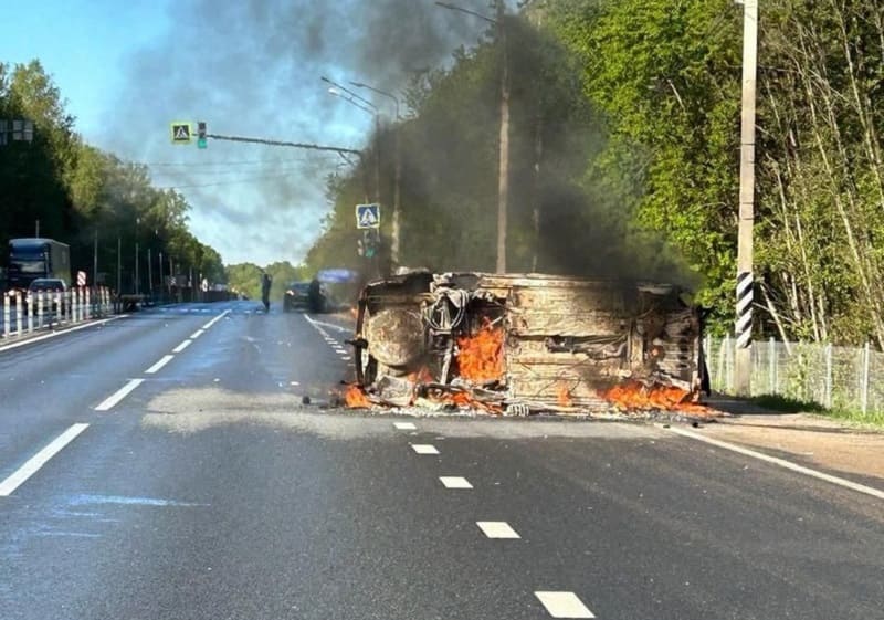 Женщина доставлена в больницу. На М1 в Смоленской области горел автомобиль