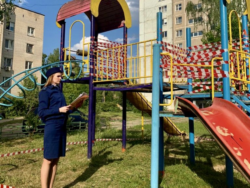 Смоленская прокуратура потребовала отремонтировать опасную детскую площадку 