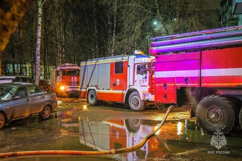 Смоленские спасатели тушили ночной пожар на ул. Маяковского
