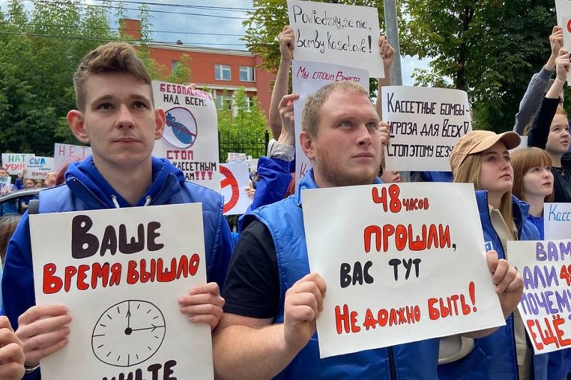 Перед консульством Польши в Смоленске собрались протестующие