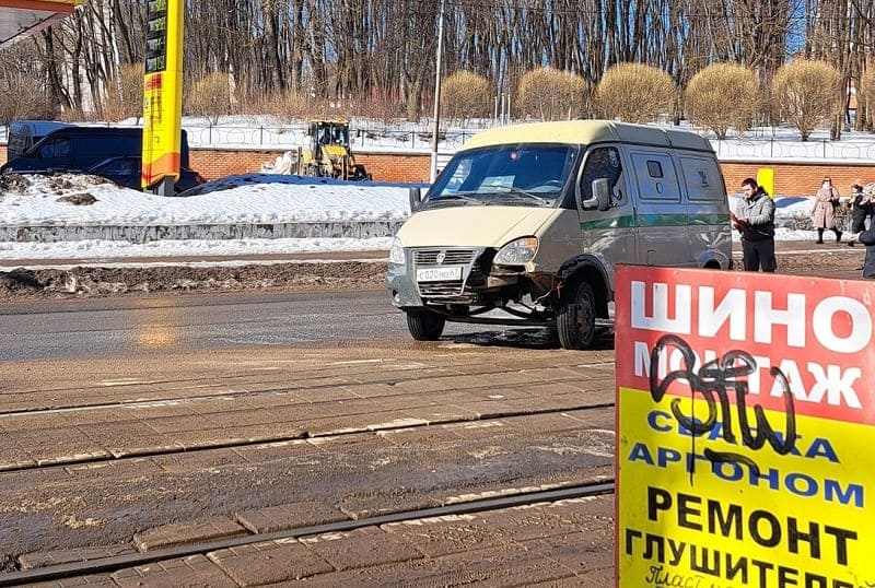 В Смоленске в ДТП попала машина инкассаторов