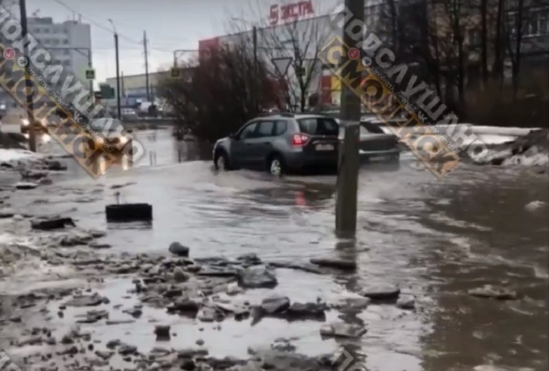 Лучше на лодке: в Смоленске затопило одну из магистралей