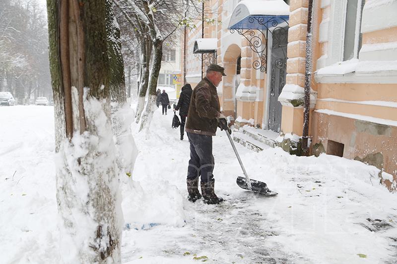 Москва чистят снег. Чистка улиц от снега. УБИРАЮСНЕГ В городе Новозыбкове. Чистка улице от снега робот. Чистка снега в городах гигиена.