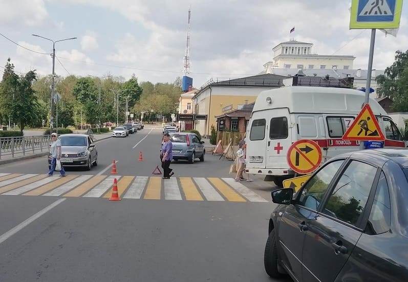 Водитель, сбивший на «зебре» в центре Смоленска подростка, пытался свалить на него вину за ДТП