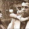 Маленькая Катя с отцом, известным поэтом Робертом Рождественским.