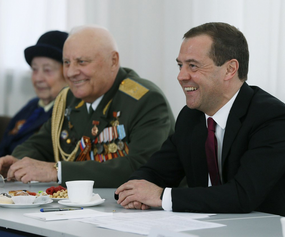 Медведев и ветеран. Медведев ВОВ френч. В начале все кажется новым