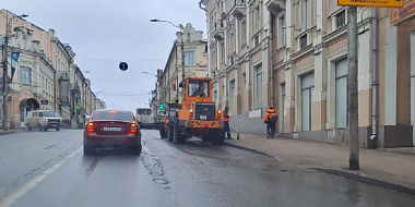 В Смоленске ведется уборка тротуаров и улиц от песка
