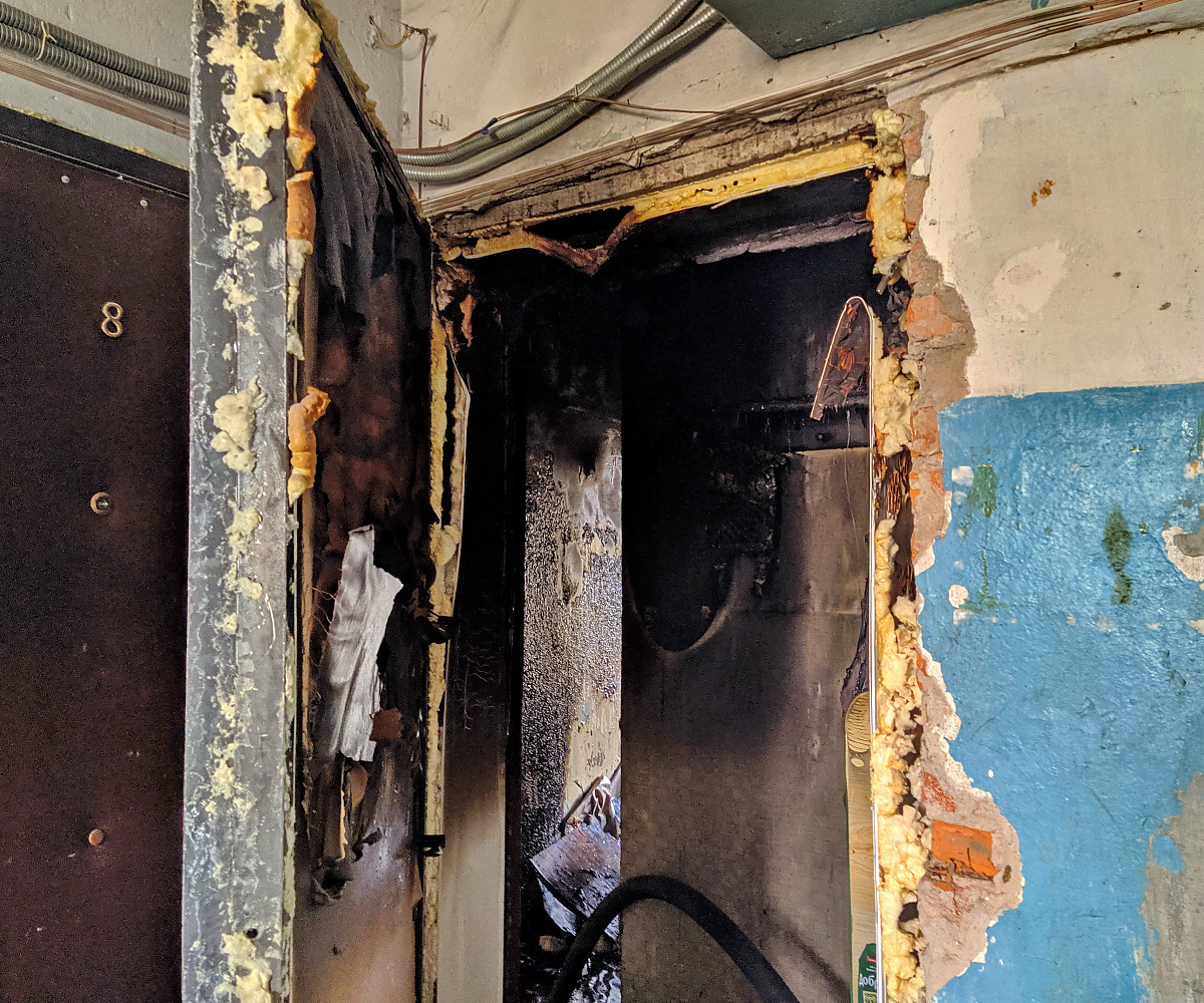 Сгорела двери. Противопожарная дверь после пожара. Помогите пожалуйста сгорела квартира. Вскрытые двери во время пожара фото.