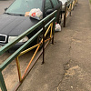 В Смоленске неизвестные забросали машину мусором