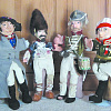 Кукольные герои походного спектакля трактовали историю войны 1812 года на международном языке песен и прибауток.