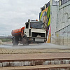 После спада воды набережную в Смоленске чистят от грязи и ила