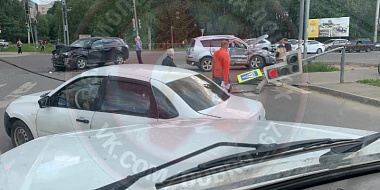 В Смоленске две столкнувшиеся иномарки повредили дорожный знак и светофор 