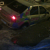 В Интернете появилось фото такси, провалившегося в огромную яму в Смоленске