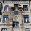 Под Смоленском в 100-летнем аварийном жилом доме рушатся потолки