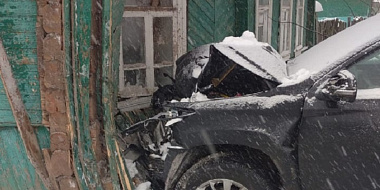 Пострадали люди: в Смоленской области иномарка влетела в жилой дом