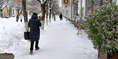Мэрия Смоленска призвала владельцев магазинов активнее убирать снег возле зданий