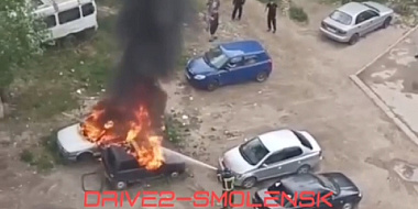 В Смоленске неожиданно вспыхнули сразу три машины